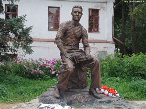 Памятник Алексею Лебедеву в Суздале фото