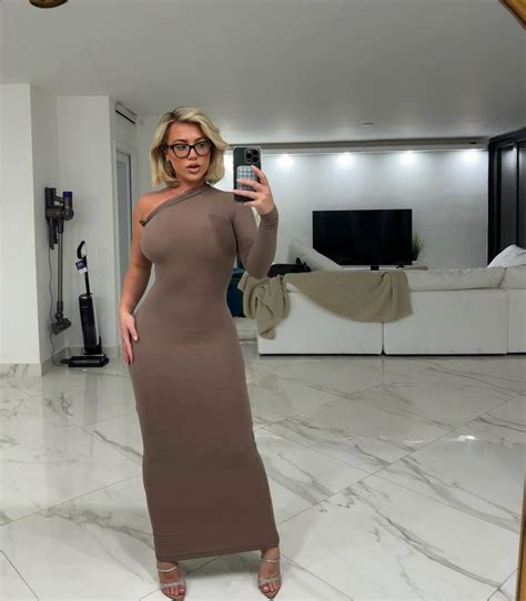 Halle Payne | I'm selling dreams, you want one? | Instagram