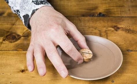 Не заблудимся: как сделать компас из подручных материалов