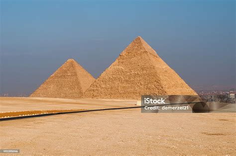 piramida mesir  dataran tinggi giza kairo foto stok  gambar