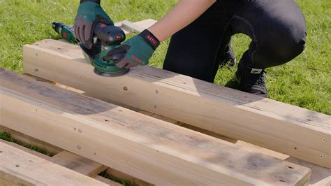 A DIY privacy screen made from pallets: a how-to guide | Bosch DIY