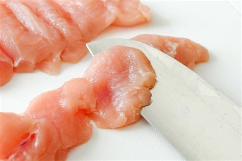 食感が変わる！鶏胸肉の切り方＆やわらかく仕上げるコツ - macaroni