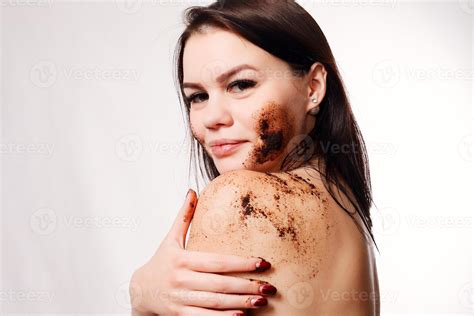 Brunette woman cleans the skin of the body coffee scrub 39037322 Stock
