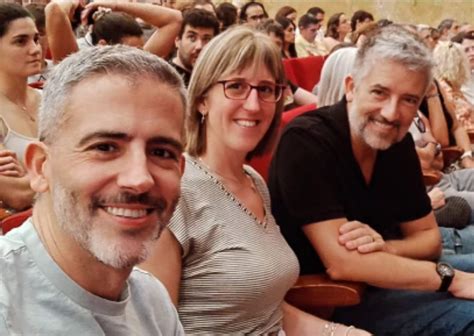 Toni Cruanyes enamora al lado de Eugeni Villalbí, su marido, en el