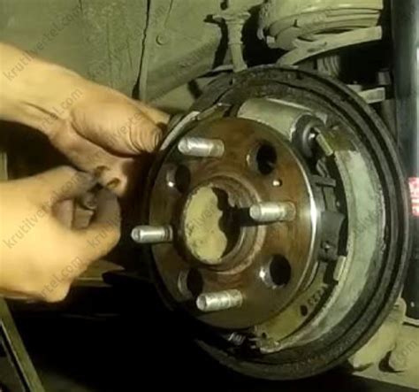 Замена задних тормозных дисков и колодок Hyundai Getz