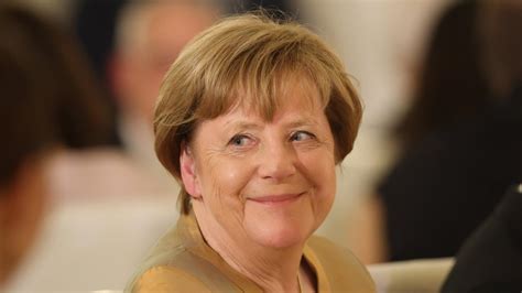 Großkreuz für Merkel: Altkanzlerin erhält höchste Auszeichnung