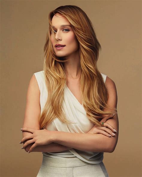 Mariana em ensaio para a @ellebrasil, com o novo secador Nanocare, da