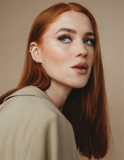 Alisa – OFF TOWN MAGAZINE – FASHION AND LIFESTYLE