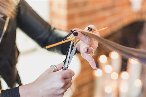 mujer estilista corta pelo, foto de salon, pelo, belleza, Corte de pelo ...