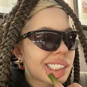INSTASAMKA - Age, Family, Bio | Famous Birthdays