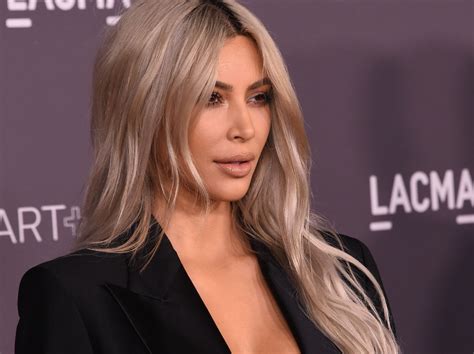 PHOTO. Kim Kardashian à moitié nue sur son lit - Closer