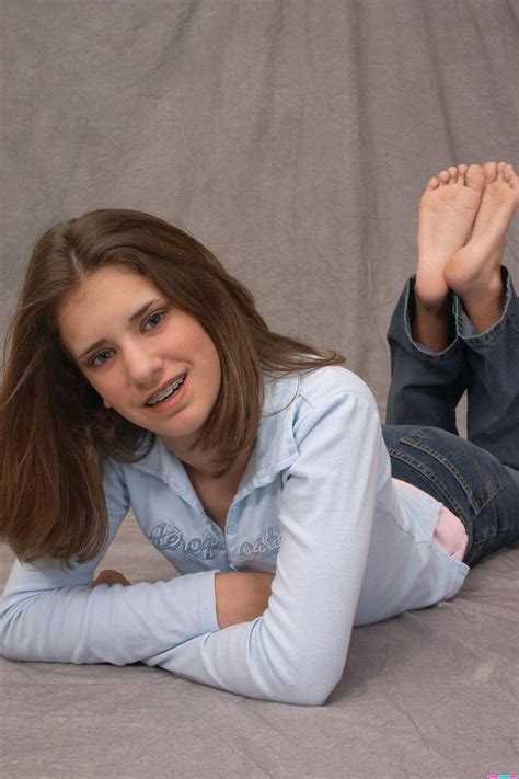 Ide 37+ Young Woman Barefoot Jeans