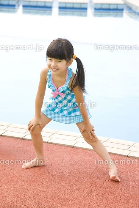 準備体操をする水着姿の女の子の写真素材 [24302422] - イメージマート