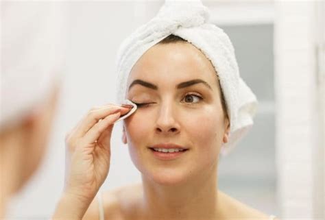 Why You Should Never Sleep With Your Make-Up On