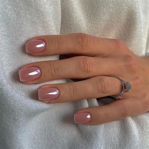 Unhas 'clean girl': conheça a nail art minimalista e fácil que é tendência