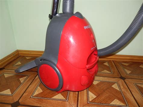 Пылесос Philips 1400W.