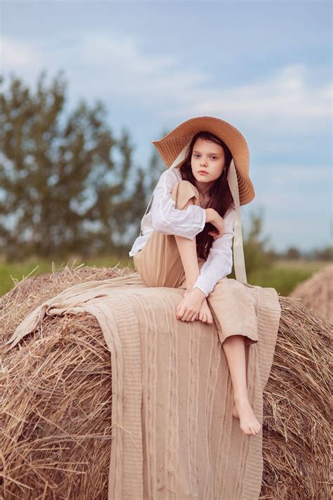 Детская фотосессия в поле со стогами сена | Фотосессия, Деревенская ...