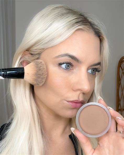 how to contour a round face