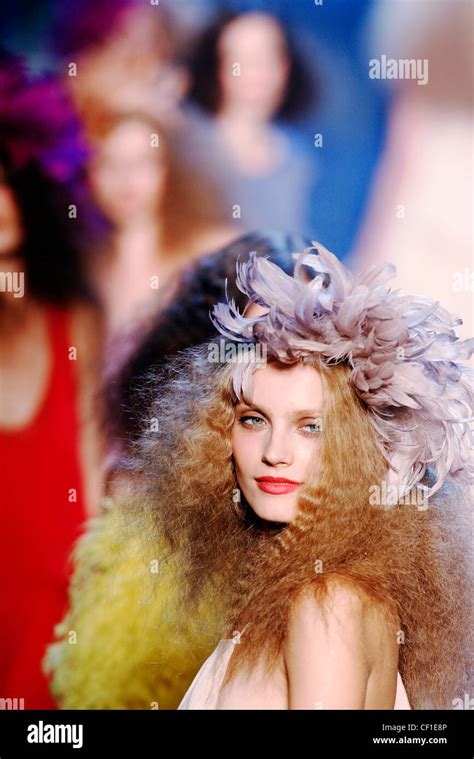 Head profile model hi-res stock photography and images - Alamy