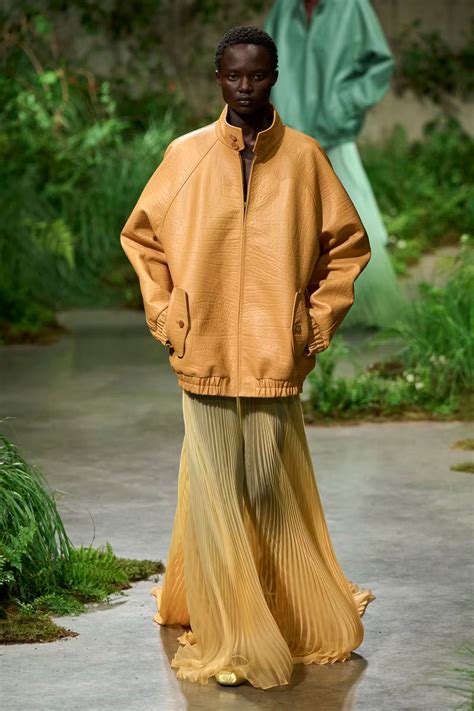 Gucci | Resort 2025 em 2024 | Ideias fashion, Design de moda, Saia branca