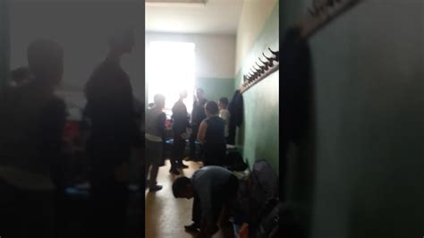 Школьники дерутся в школьной раздевалке - YouTube
