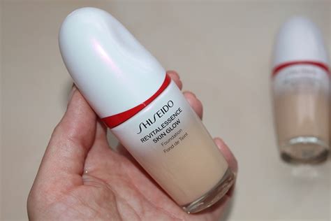 Shiseido Revitalessence Skin Glow Foundation Review Swatch – Skin bio