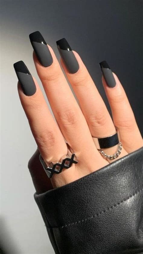 29 Simple Black Nail Designs (that you'll go crazy for!) 2024 ...