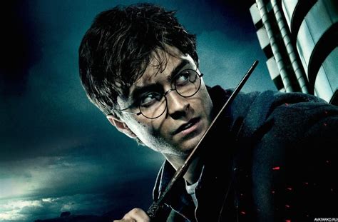Гарри Поттер с палочкой в руке на фоне мрачного неба — Картинки для аватара