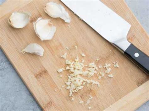 easy methods  mincing garlic step  step guide