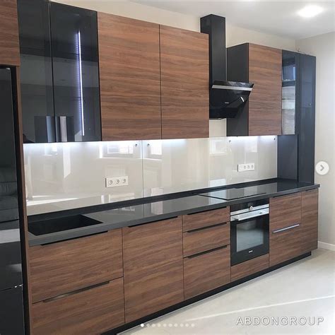 Кухня с черной вытяжкой. Kitchen | Galley kitchen remodel, Interior ...