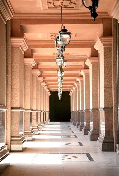 Large Entrance Hall Picture. Image: 5251270