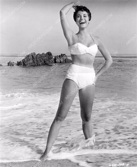 photo beautiful Andra Martin in swimwear and the waves dp-0017