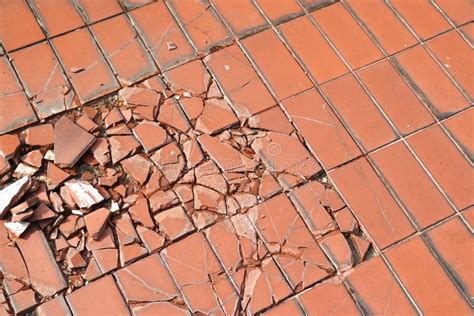 Sonhar Com Piso Quebrado - Piso Quebrado Piso Danificado Causado Por Impacto Com Objetos Pesados ...