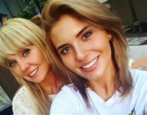Заботливая тетя: Шена Шульгина понянчилась с внучкой Валерии