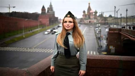 Yulia Kharlamova militar rusa causa furor en Interne - YouTube
