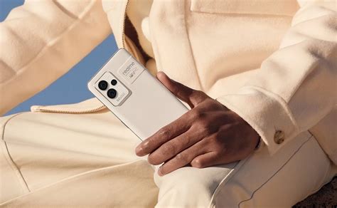 Новости — Realme показала свой первый премиум-флагман с «бумажным» дизайном