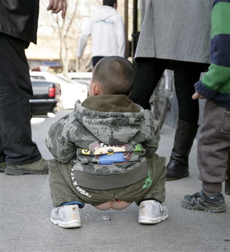 Pantalones dejan al desnudo trasero de ninos