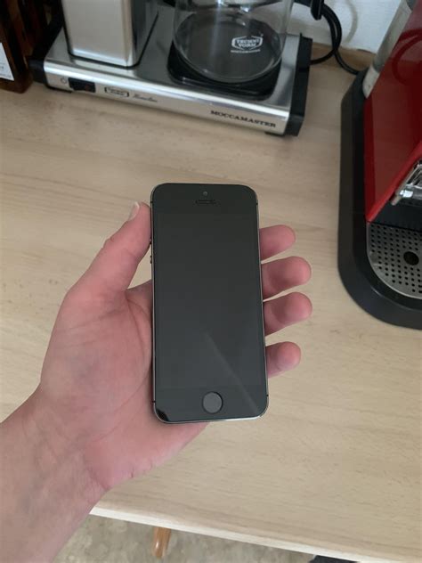 Found an old iPhone 5s - forgot how tiny they were! : r/nostalgia