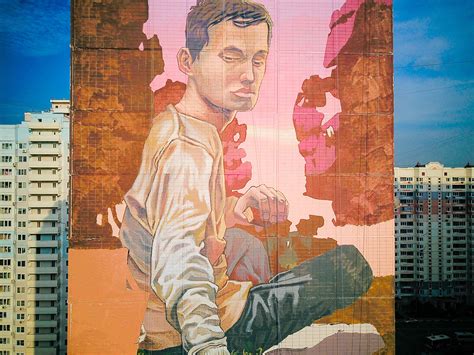 Mural gigante de Gagárin vira atração nos arredores de Moscou; veja ...