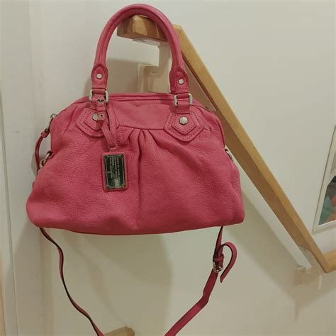 กระเป๋ามือสอง Marc Jacobs ของแท้ สีช๊อคกิ้งพิงค์ มาร์ค จาคอบส์ สภาพดี‼️ ...