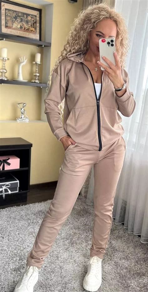 Стильный модный женский спортивный костюм со стразами. Гламурный ...