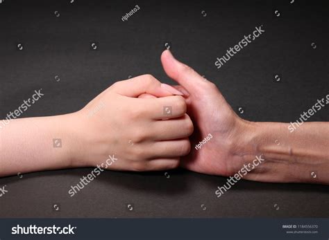 how to play thumb wrestling