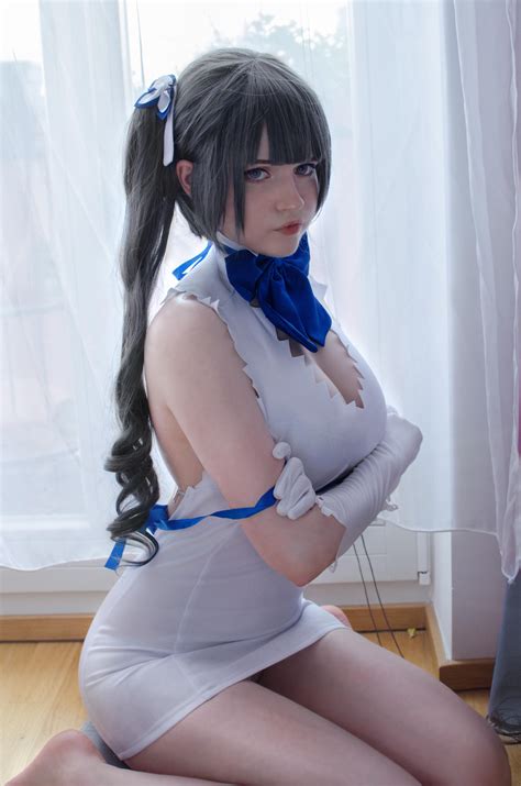 Hestia Cosplay by @smoettii on Instagram ♡ : r/cosplaygirls
