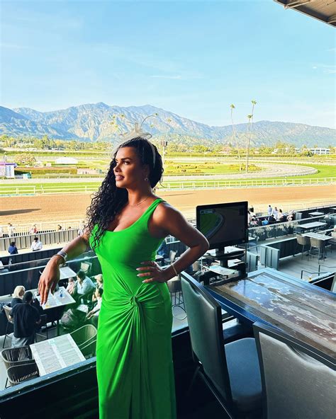 Joy Taylor stuns fans and leaves them demanding 'an oil painting' in