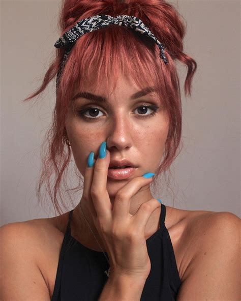 Beauty editors are reacting to the micro fringe comeback on runways 14