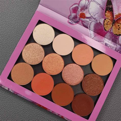 Палетка теней inner peach — цена 875 грн в каталоге Палетки теней ...