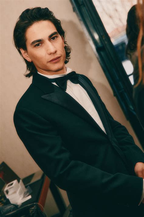 Enzo Vogrincic en los Goya 2024: un traje (de Loewe) a medida para su