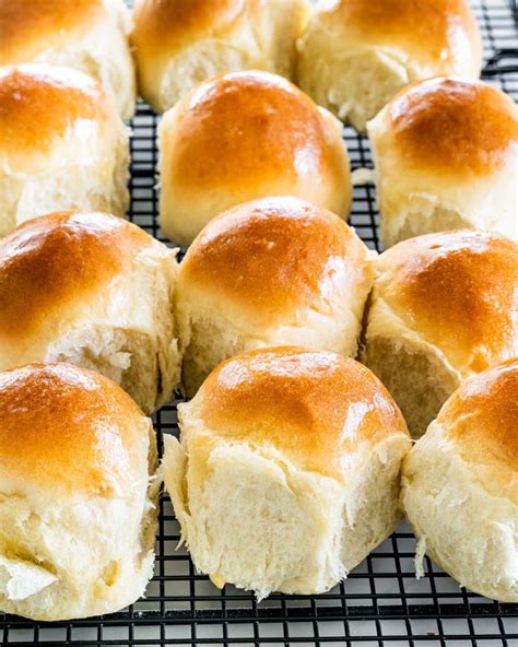 Quick Yeast Dinner Rolls | Dinner rolls recipe, Yeast dinner rolls ...