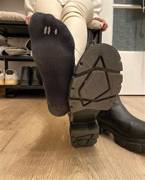 Sweaty Socks Slave : r/Giantess