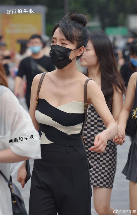 美女穿着甜酷风的黑白抹胸吊带出街